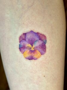Tatouage couleur fleur de pensée realise par Marie