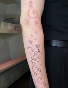 Tatouage féérique réalisé en handpoke, par notre résidente Varavara